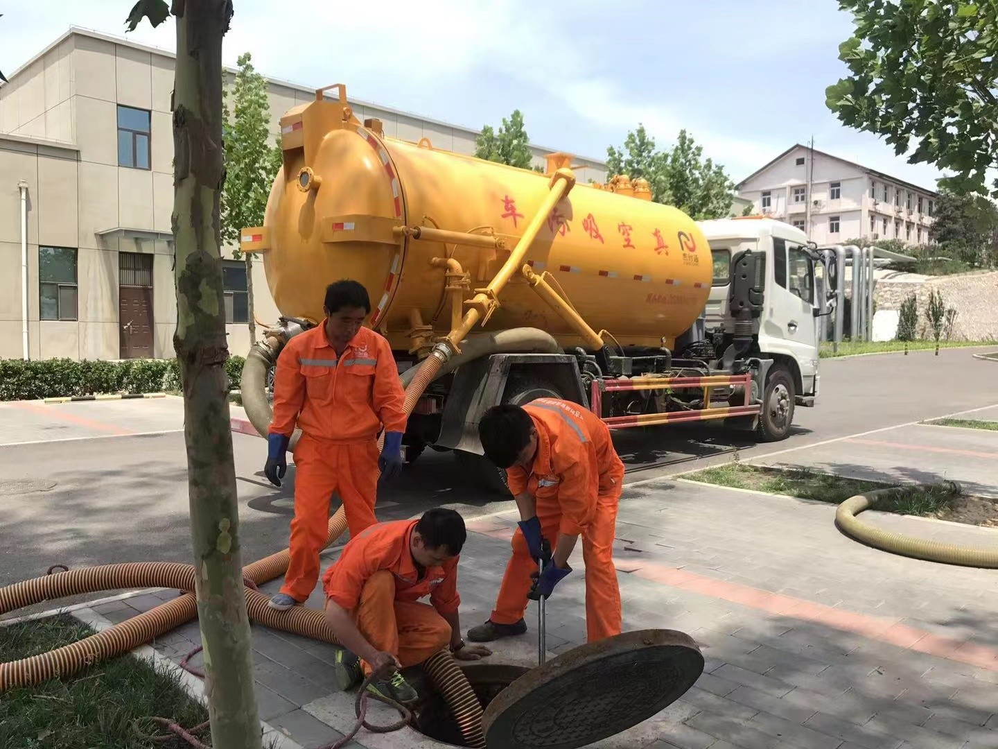 青松乡管道疏通车停在窨井附近