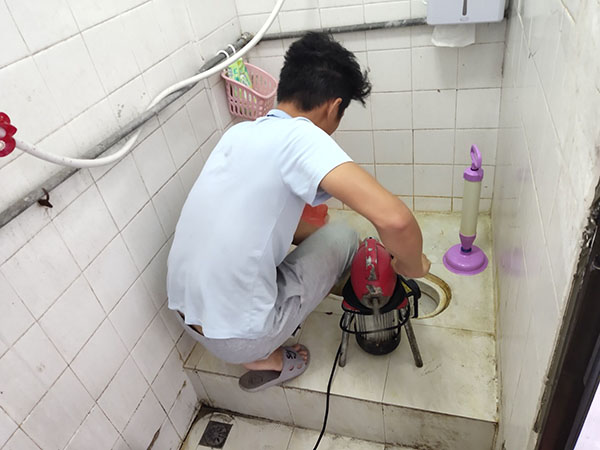 青松乡肥皂掉到马桶里把马桶堵住了怎么办？马桶堵住了怎么办