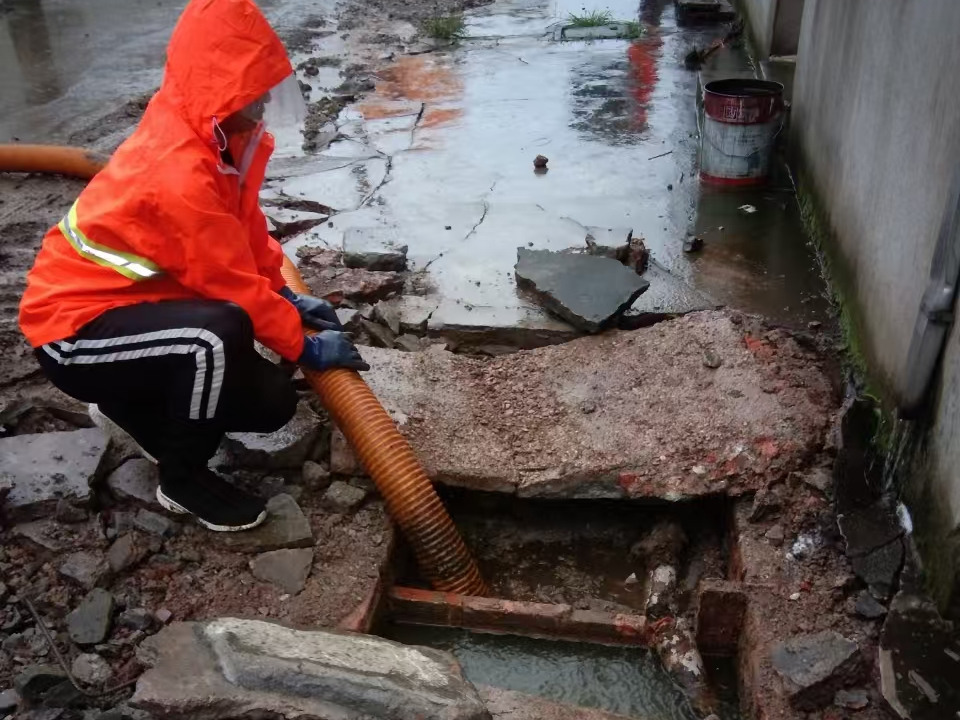 青松乡专业清理污水池 炜誉市政以规范流程守护城市 “肠道”